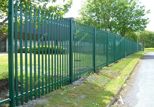 Prasno barvanje ograj